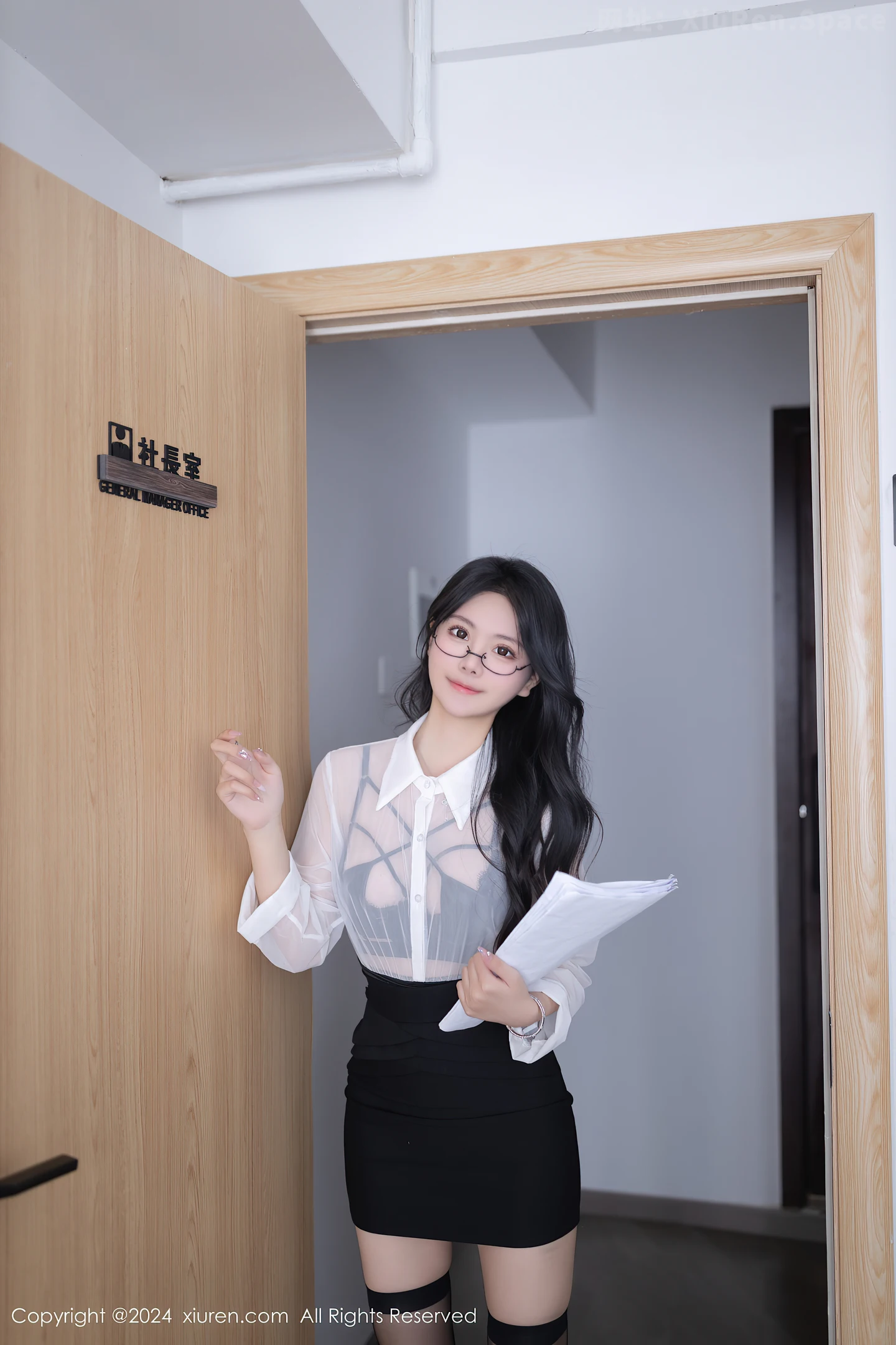 图片[2]-[XiuRen秀人网]VOL.8560 模特幼幼性感秘书OL制服露黑色高叉连体衣秀完美身材诱惑写真80P-秀人网官方网站